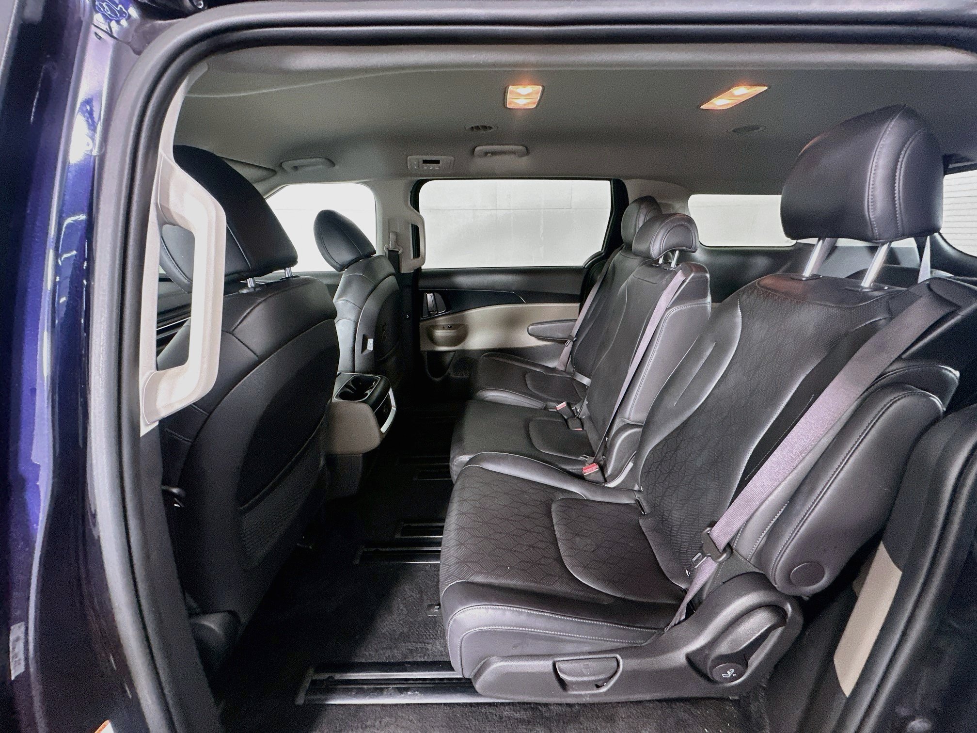 Used 2025 Kia Carnival FWD image 28
