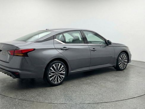 Used 2025 Nissan Altima 2.5 SV FWD image 9