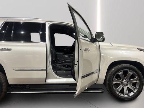 Used 2015 Cadillac Escalade Premium image 17