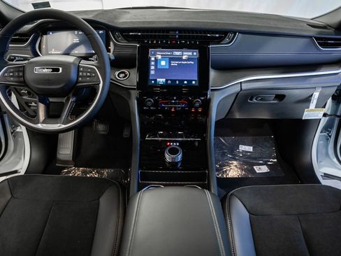 New 2025 Jeep Grand Cherokee Altitude image 19