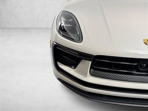 Certified 2025 Porsche Macan AWD/4WD image 28