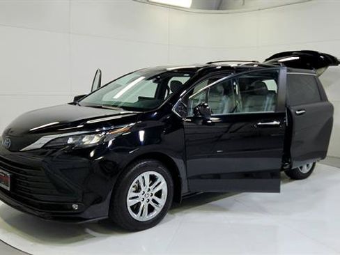 Used 2025 Toyota Sienna XLE w/ XLE Plus Package AWD/4WD image 30