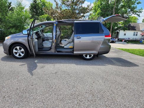 Used 2014 Toyota Sienna LE FWD image 21