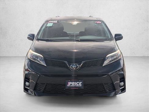 Used 2018 Toyota Sienna SE Premium image 2
