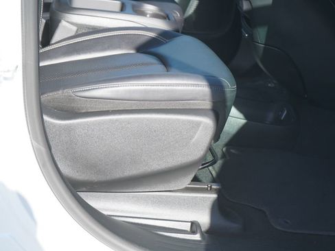 Used 2025 Chrysler Pacifica Select image 20