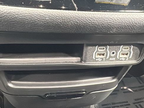 Used 2024 Chrysler Pacifica Select image 33