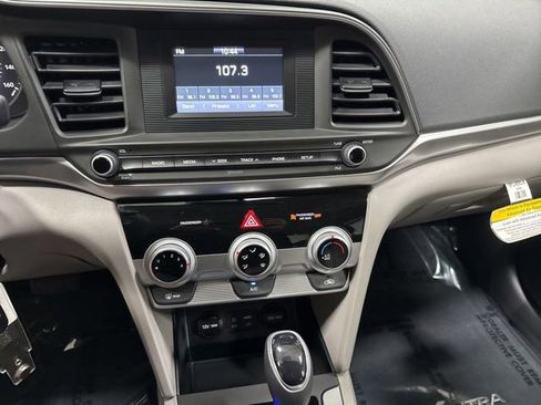 Used 2019 Hyundai Elantra SE FWD image 16