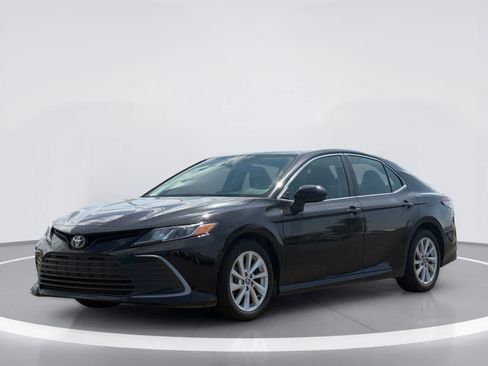 Used 2022 Toyota Camry LE w/ Carpet Mat Package (TMS) FWD image 2
