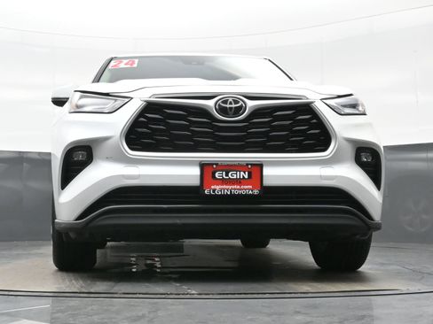 Used 2024 Toyota Highlander LE AWD/4WD image 27