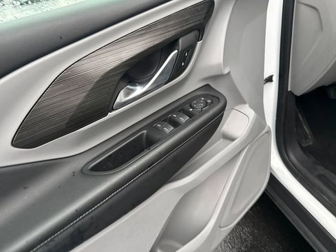 Used 2024 GMC Terrain SLE image 12