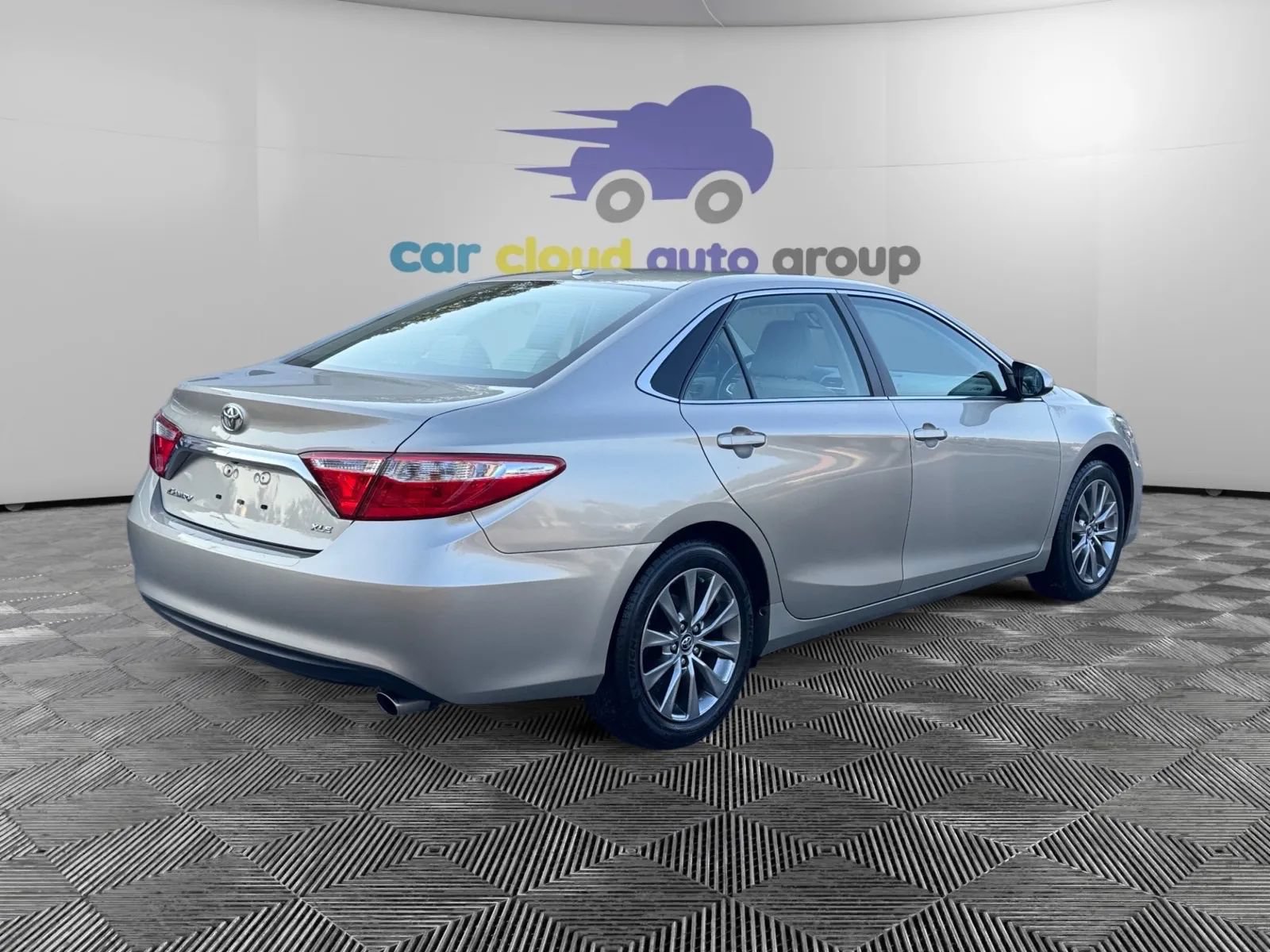 Used 2015 Toyota Camry XLE w/ Convenience Package FWD image 5