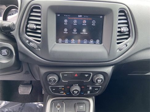 Used 2019 Jeep Compass Latitude image 17