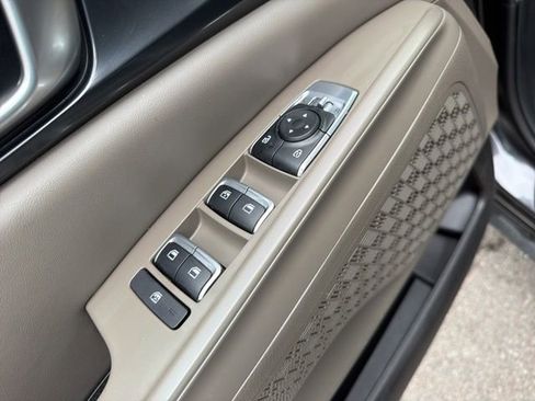Used 2025 Kia Carnival FWD image 21