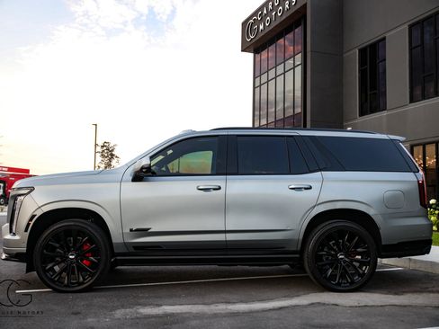 Used 2025 Cadillac Escalade V w/ LPO, ONYX Package AWD/4WD image 9