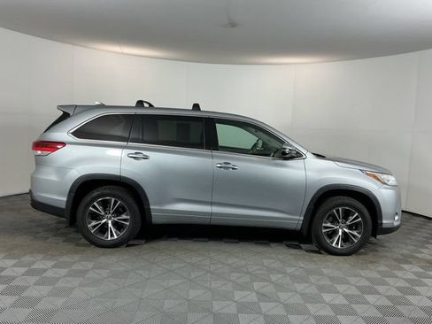 Used 2017 Toyota Highlander Plus AWD/4WD image 4