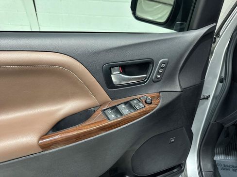 Used 2017 Toyota Sienna Limited FWD image 27