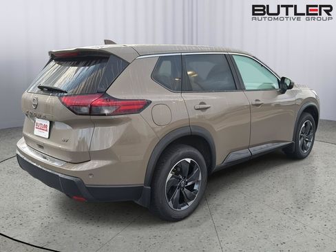 Used 2024 Nissan Rogue SV FWD image 6