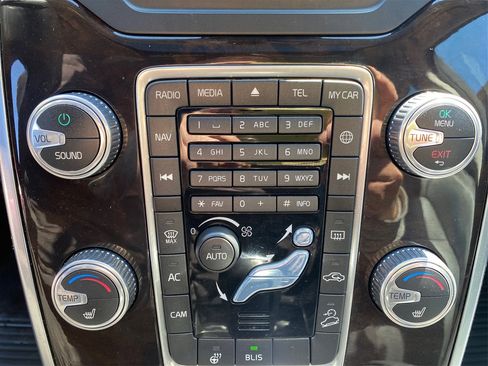 Used 2016 Volvo XC70 T5 Premier w/ Proximity Package image 39