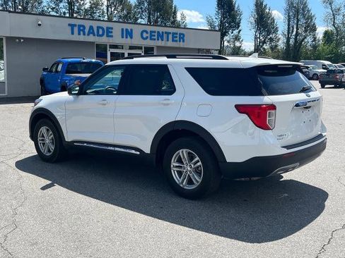 Certified 2022 Ford Explorer XLT w/ Equipment Group 202A image 4