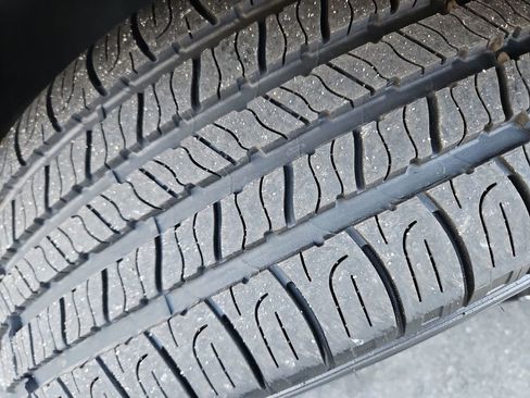 Used 2024 Kia Carnival LX image 34