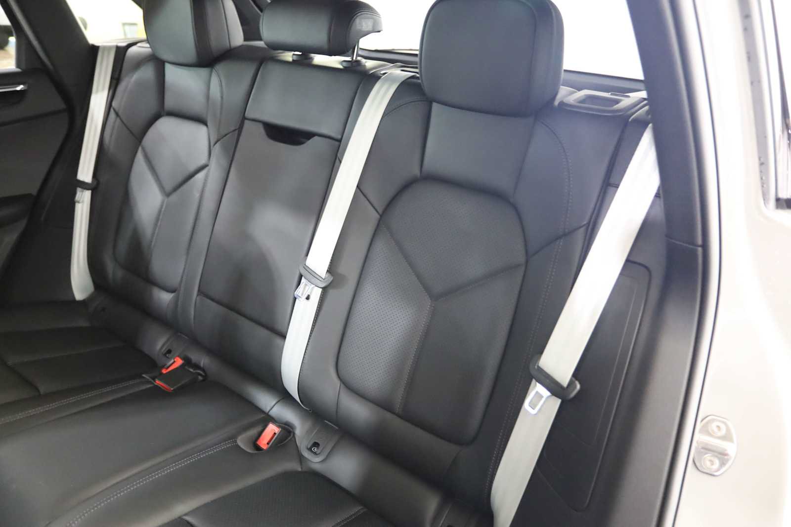 Used 2025 Porsche Macan AWD/4WD image 19