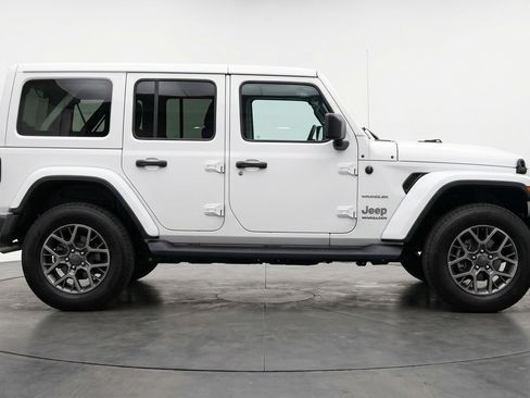 Used 2025 Jeep Wrangler Unlimited Sahara AWD/4WD image 11