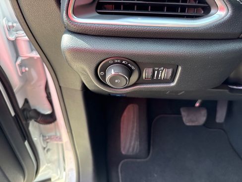 Used 2026 Chrysler Pacifica Limited FWD image 17
