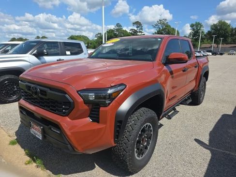 Used 2025 Toyota Tacoma TRD Off-Road AWD/4WD image 3