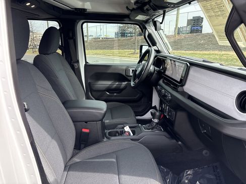 Certified 2025 Jeep Gladiator Sport image 25