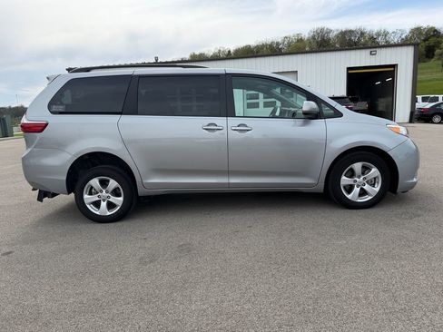 Used 2017 Toyota Sienna LE FWD image 4