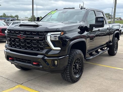 Used 2024 Chevrolet Silverado 2500 ZR2 w/ Technology Package AWD/4WD image 9