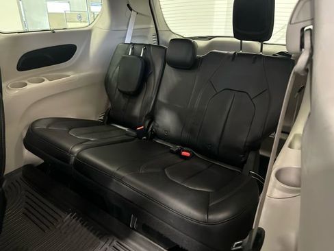 Used 2017 Chrysler Pacifica Touring-L image 29