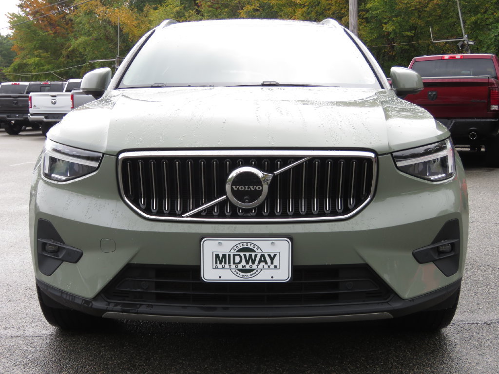 Used 2024 Volvo XC40 B5 Plus AWD/4WD image 2