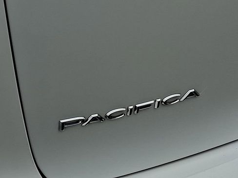 Used 2024 Chrysler Pacifica Limited FWD image 33