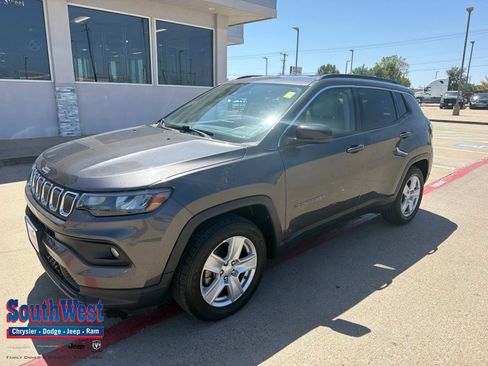 Used 2022 Jeep Compass Latitude FWD image 1