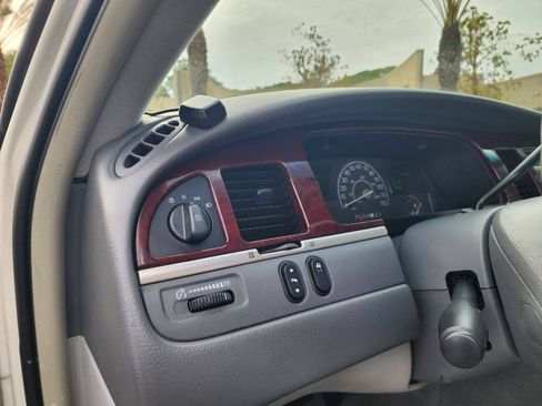 Used 2004 Lincoln Town Car Signature RWD image 31