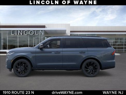 New 2025 Lincoln Navigator Reserve w/ Jet Appearance Package AWD/4WD image 3