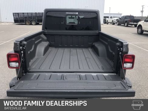 Used 2023 Jeep Gladiator Mojave w/ Cold Weather Group image 9