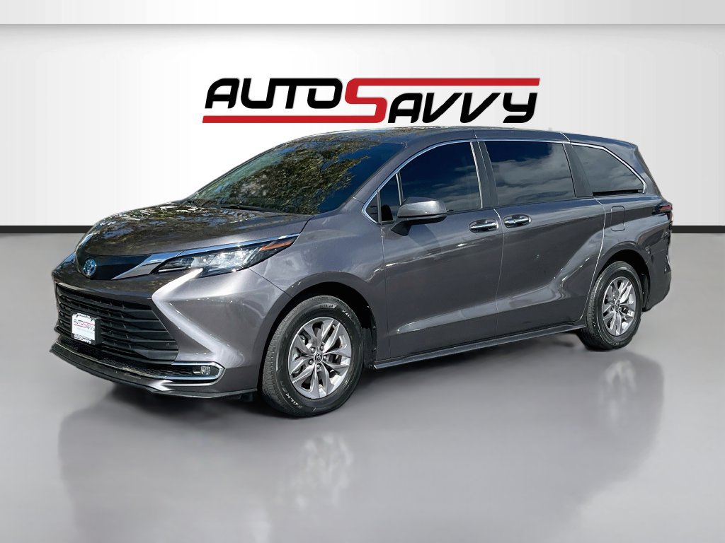 Used 2023 Toyota Sienna XLE AWD/4WD image 3