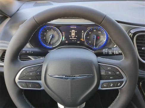 New 2026 Chrysler Pacifica Limited w/ Uconnect Theater Family Group image 37