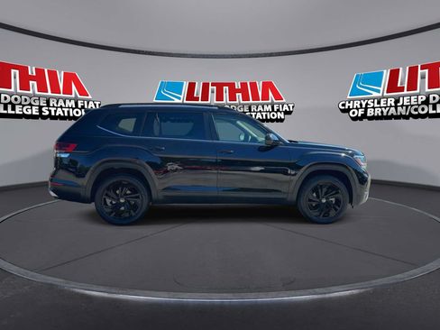 Used 2022 Volkswagen Atlas SE w/ Black Wheel Package FWD image 9