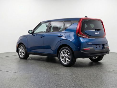 Used 2025 Kia Soul LX w/ LX Technology Package FWD image 6