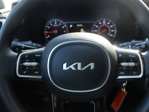 Used 2023 Kia Sorento LX image 20