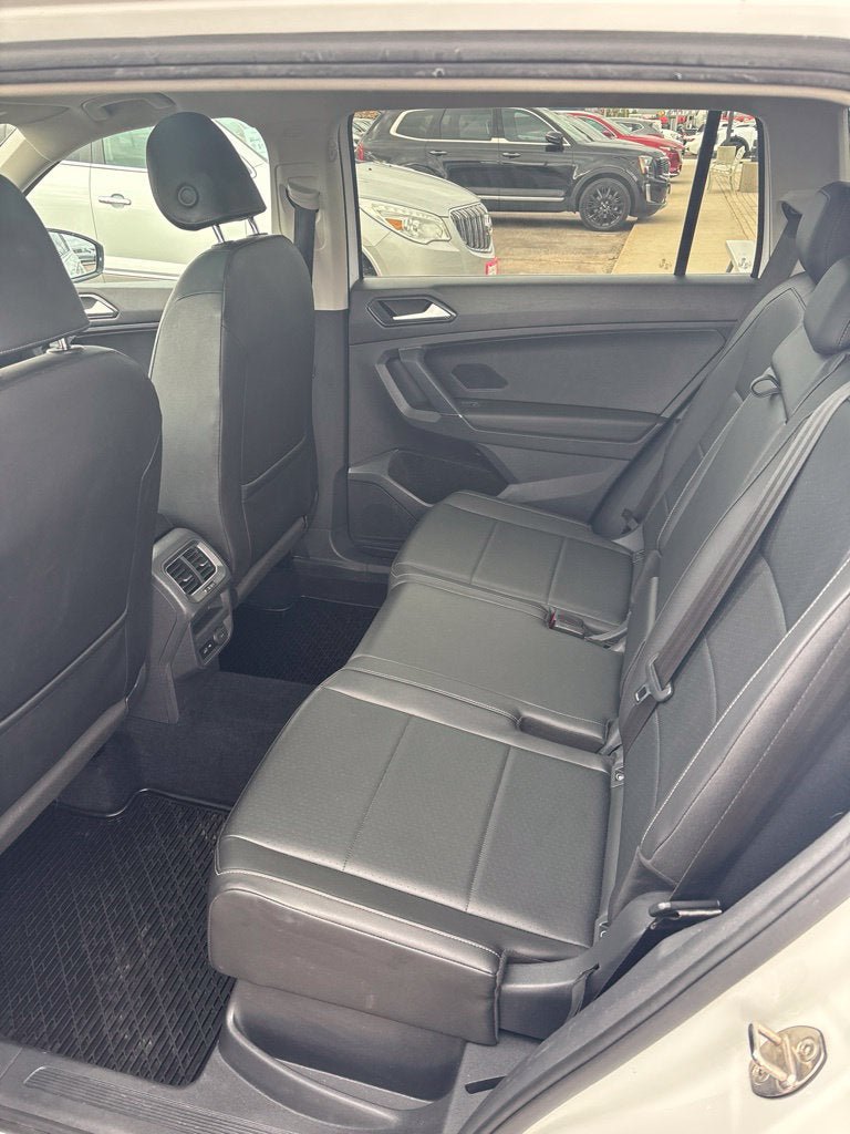 Used 2018 Volkswagen Tiguan SEL AWD/4WD image 21