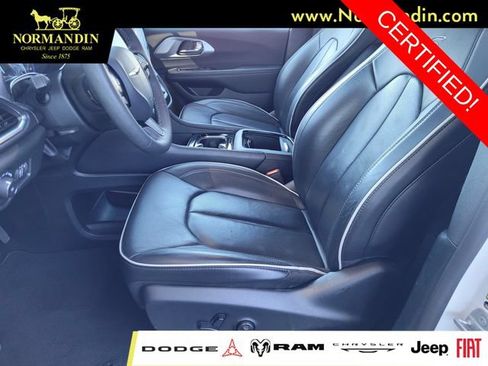 Certified 2025 Chrysler Pacifica Limited FWD image 14