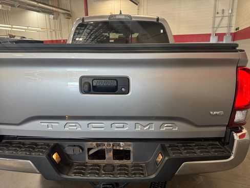 Used 2018 Toyota Tacoma TRD Off-Road image 25