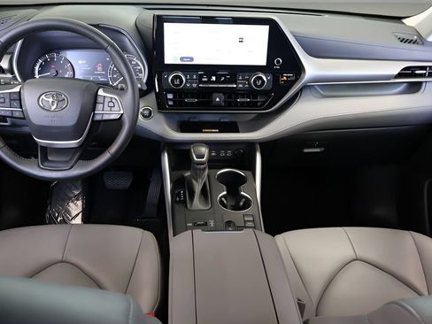 Used 2023 Toyota Highlander XLE FWD image 14