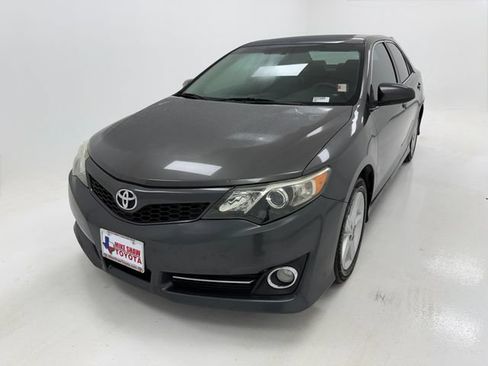 Used 2014 Toyota Camry SE FWD image 4