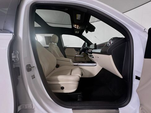 Used 2025 Mercedes-Benz GLB 250 image 33