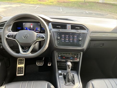 Used 2022 Volkswagen Tiguan SE R-Line image 29